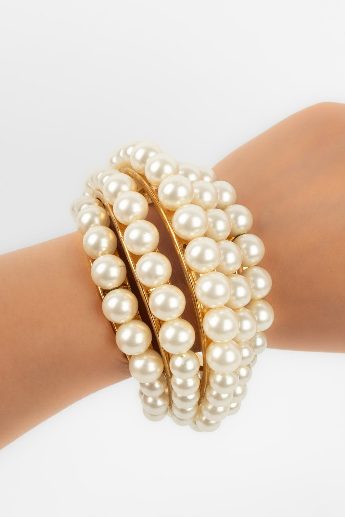 Bracelet manchette de perles nacr�es Chanel
