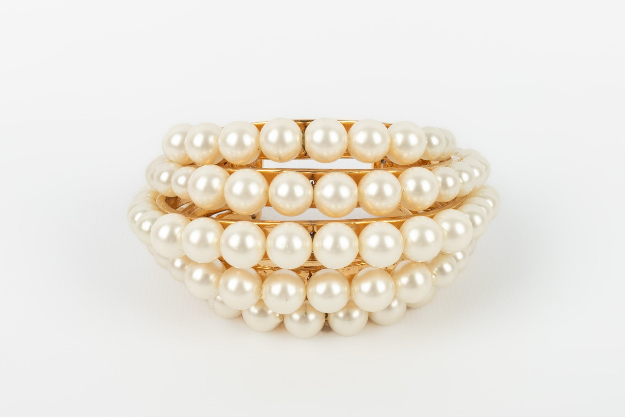 Bracelet manchette de perles nacr�es Chanel