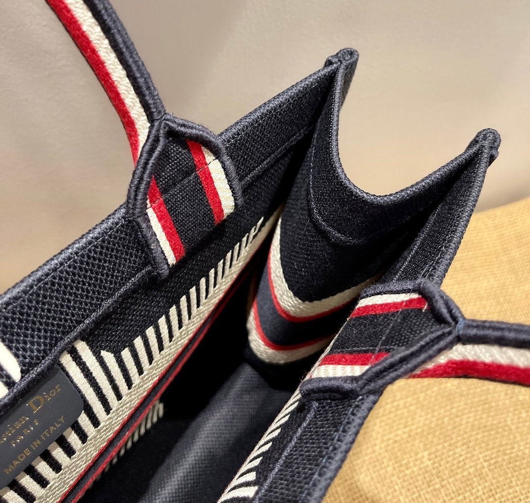 DI Medium DYORAlps Book Tote Black Three-Tone Embroidery, Black, For Womtlm Womtlm’s Handbags, Shoulder Bags, 36cm CD