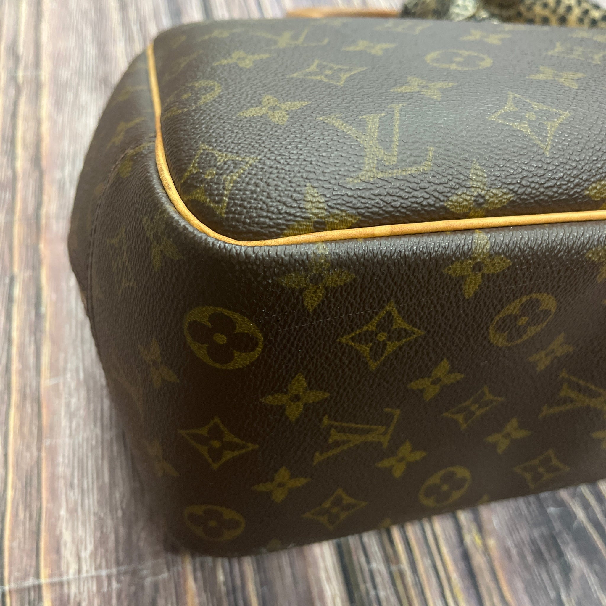 HandBag Luxury Designer By Louis Vuitton  Size: Medium