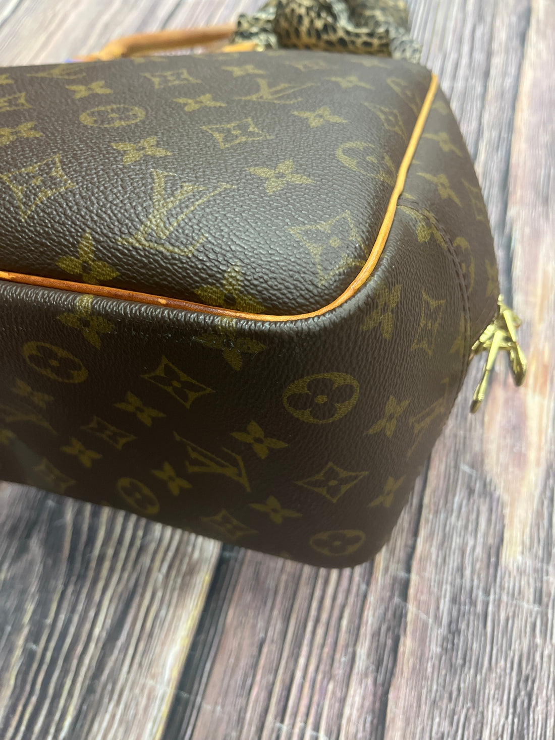 HandBag Luxury Designer By Louis Vuitton  Size: Medium