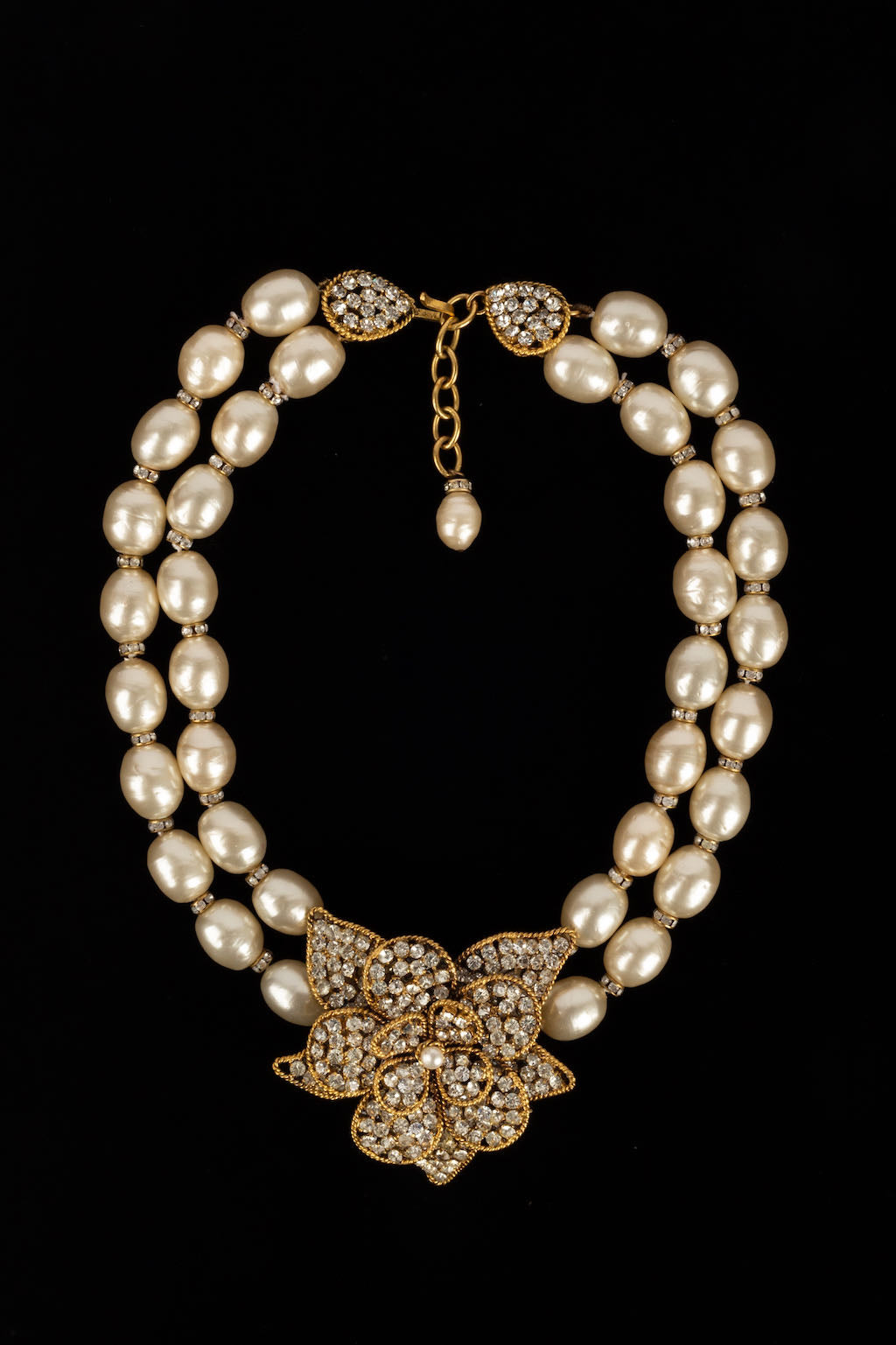 Collier cam�lia Chanel