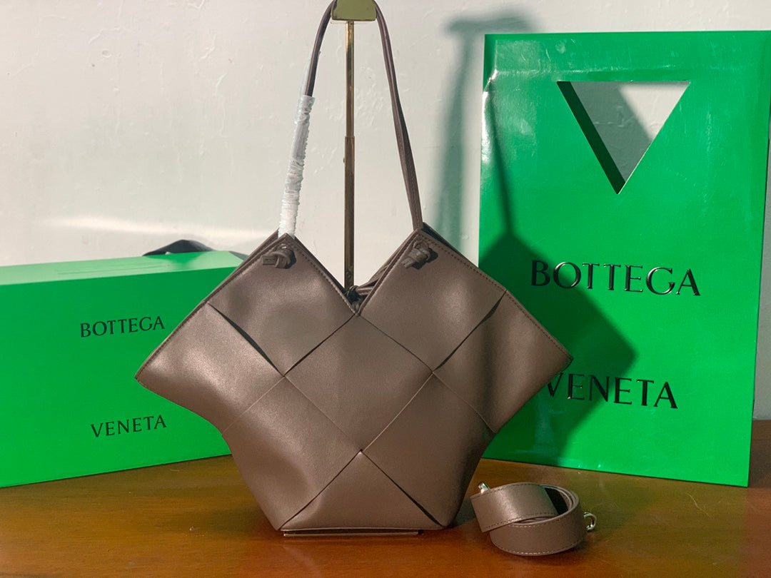 BV Shoulder Bag Dark Brown, For Womtlm, Womtlm’s Bags 17.7in/45cm