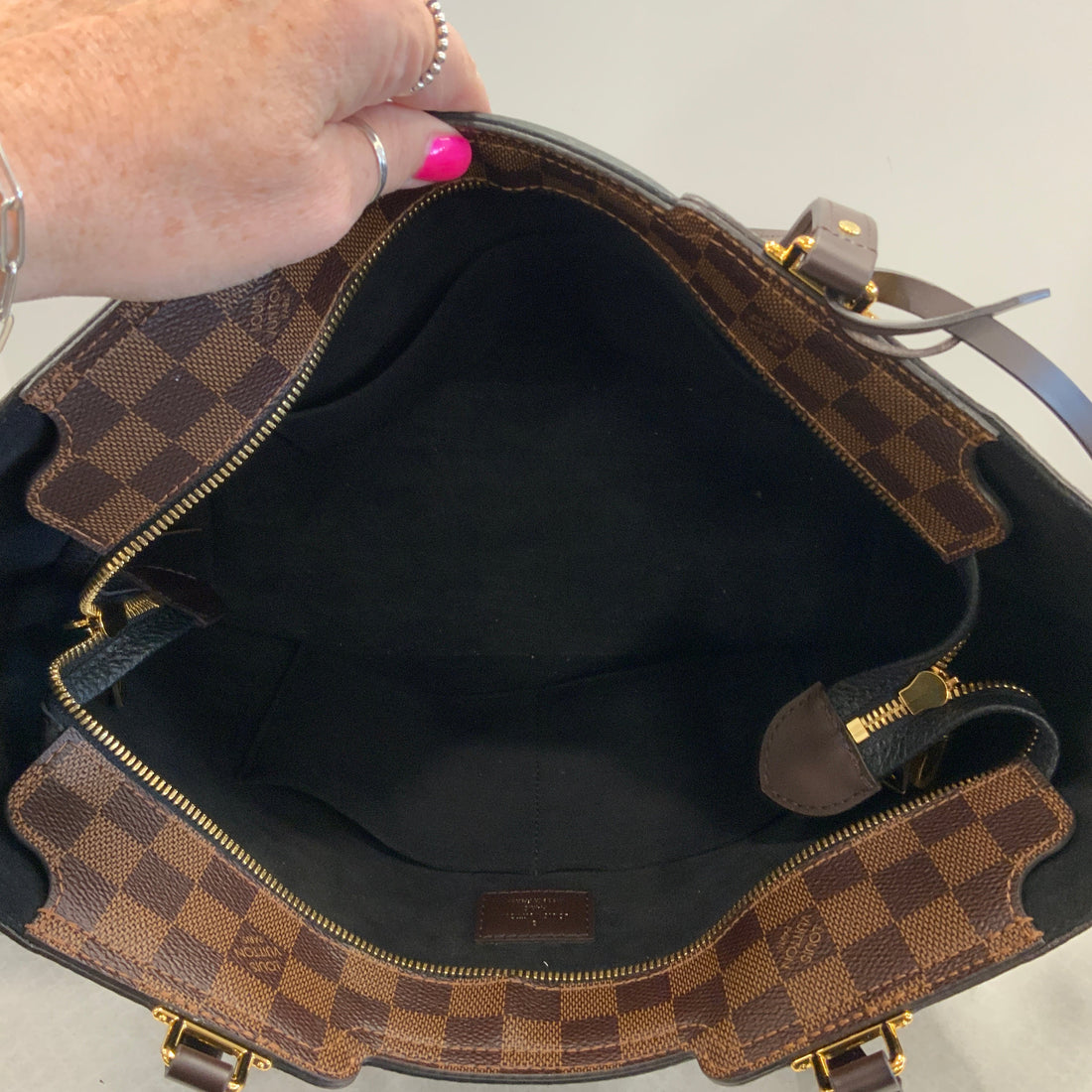 HandBag Luxury Designer By Louis Vuitton, Size: Large