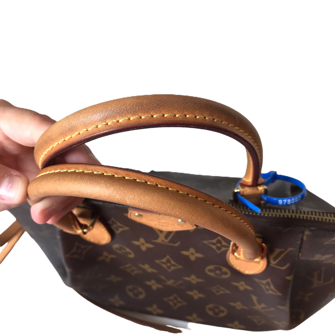 HandBag Luxury Designer By Louis Vuitton, Size: Medium