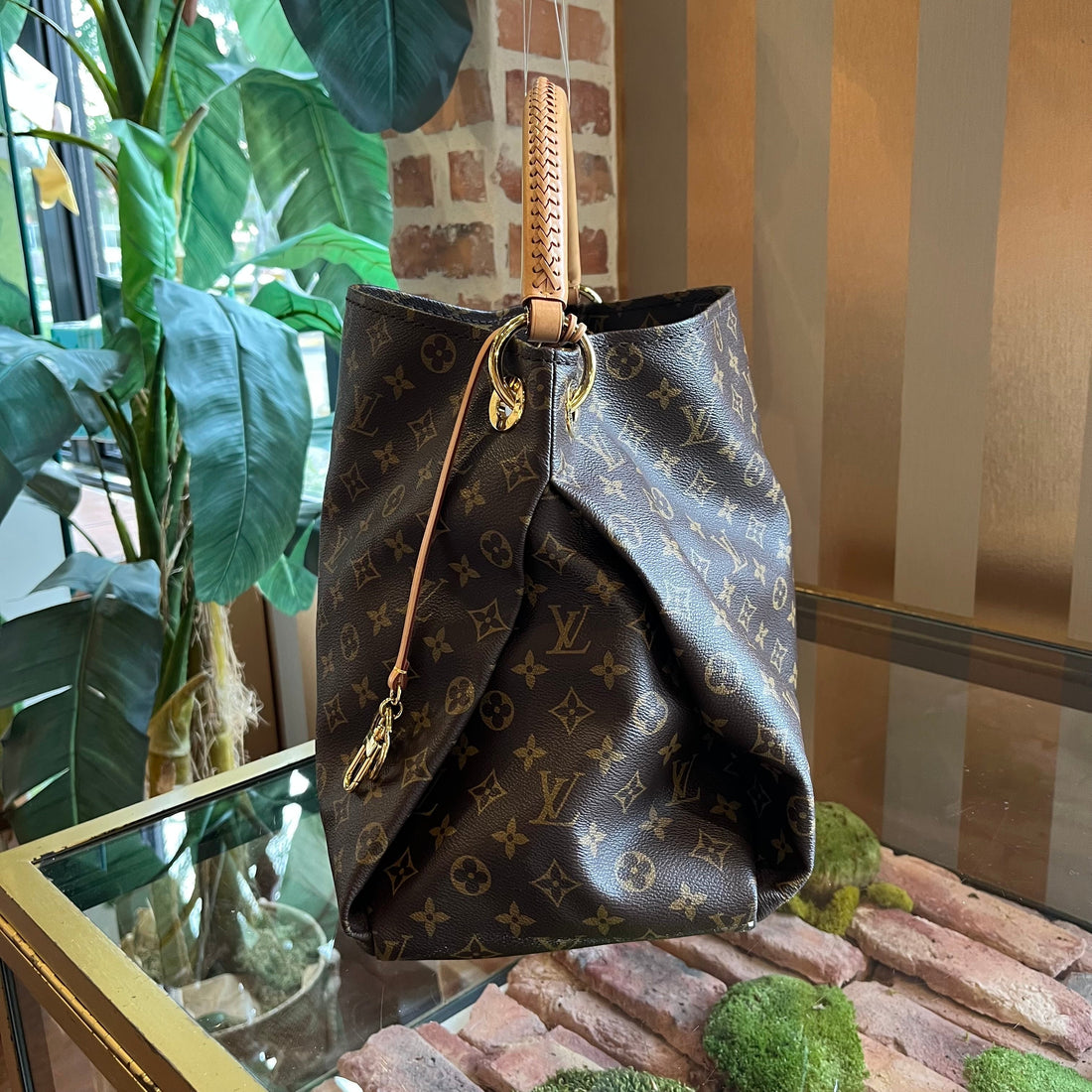 LOUIS VUITTON Artsy Monogram Hobo