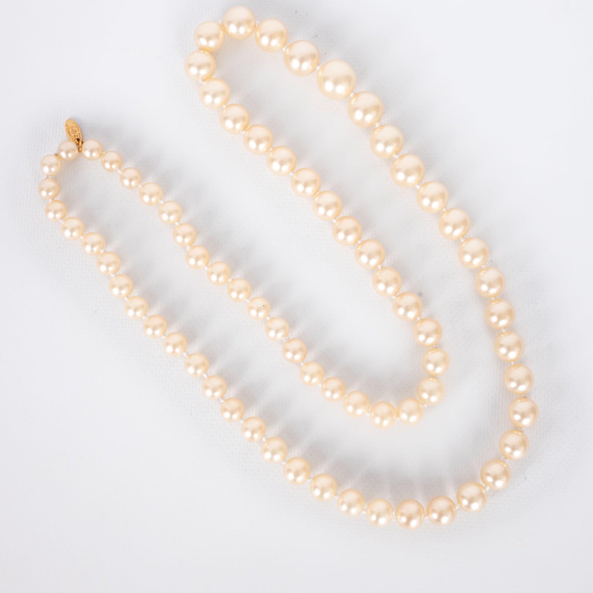 Collier de perles nacr�es Chanel