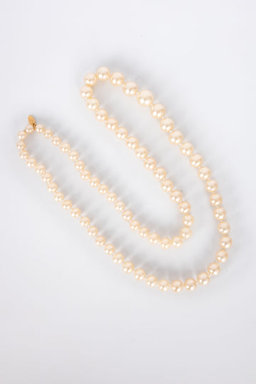 Collier de perles nacr�es Chanel