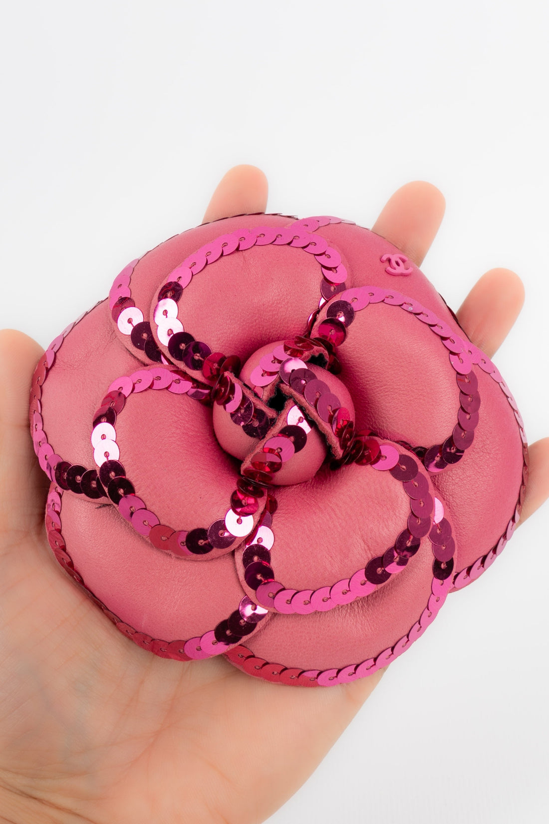 Broche cam�lia en cuir Chanel