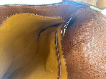 Crossbody Luxury Designer By Louis Vuitton, Size: Medium