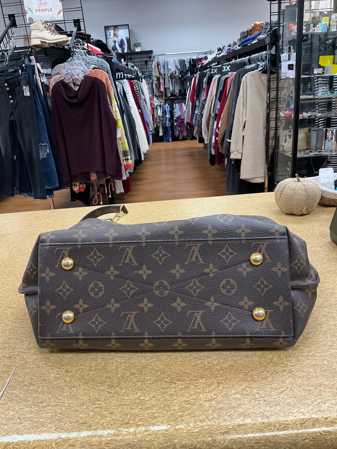 HandBag Luxury Designer By Louis Vuitton, Size: Medium