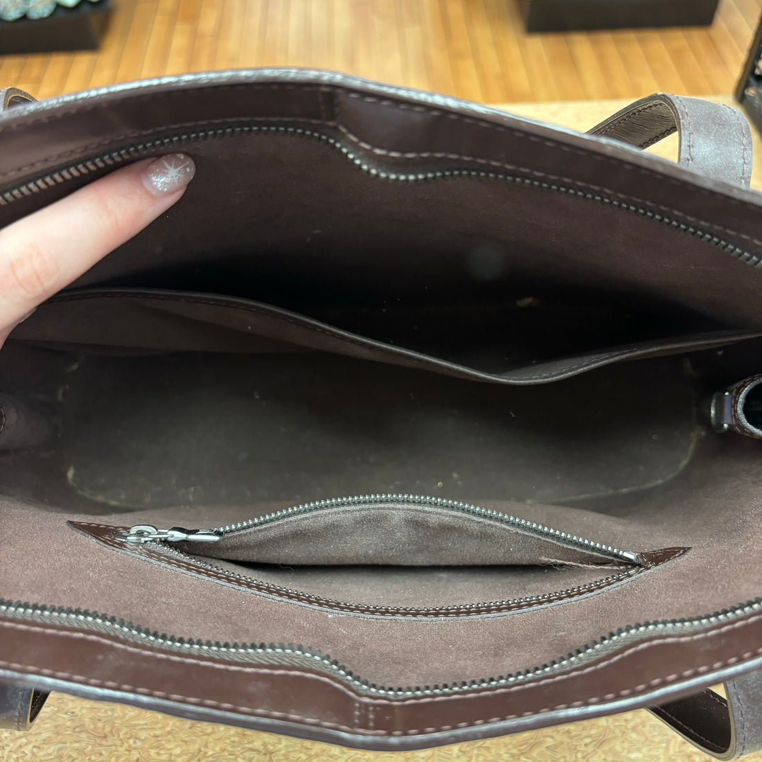 HandBag Luxury Designer By Louis Vuitton  Size: Large