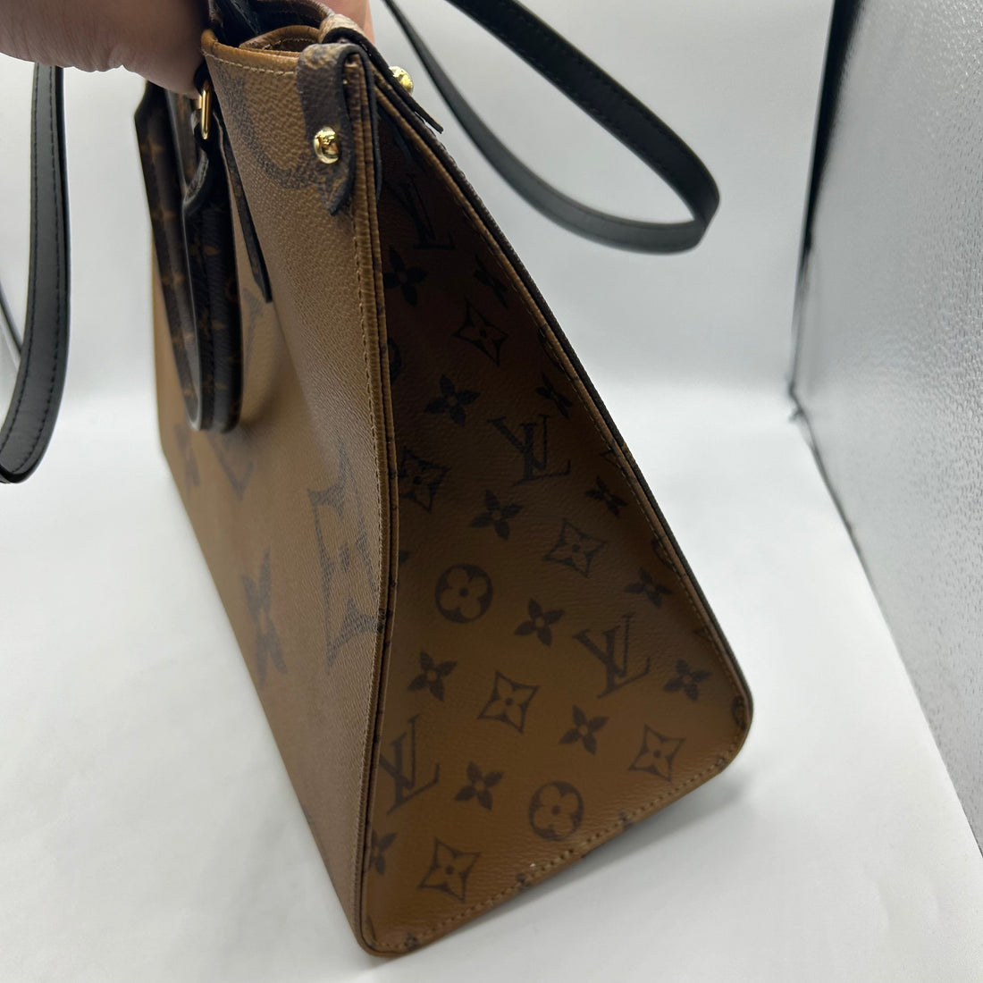 HandBag Luxury Designer By Louis Vuitton, Size: Medium