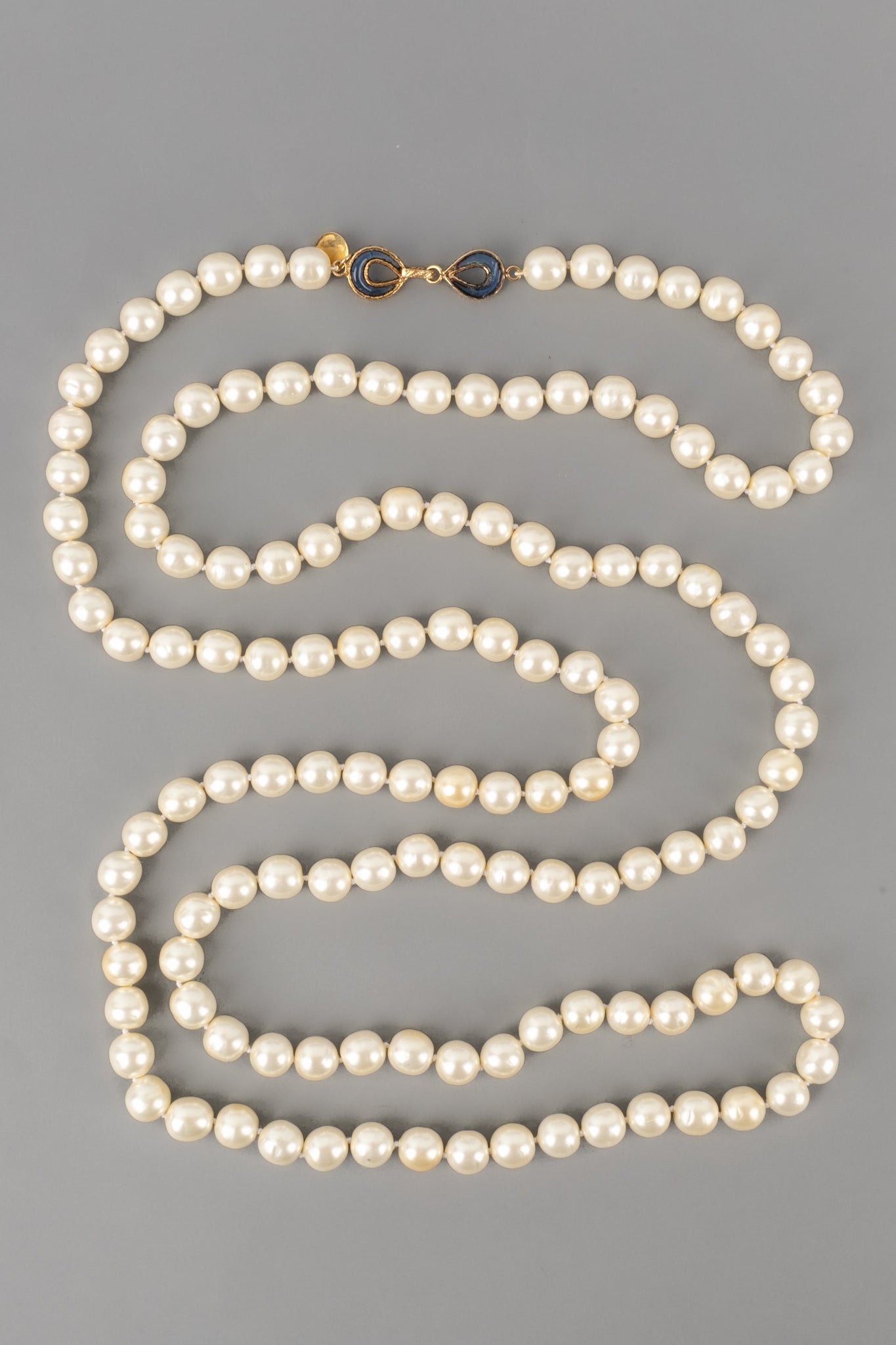 Collier / sautoir de perles nacrées Chanel