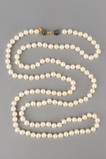 Collier / sautoir de perles nacrées Chanel