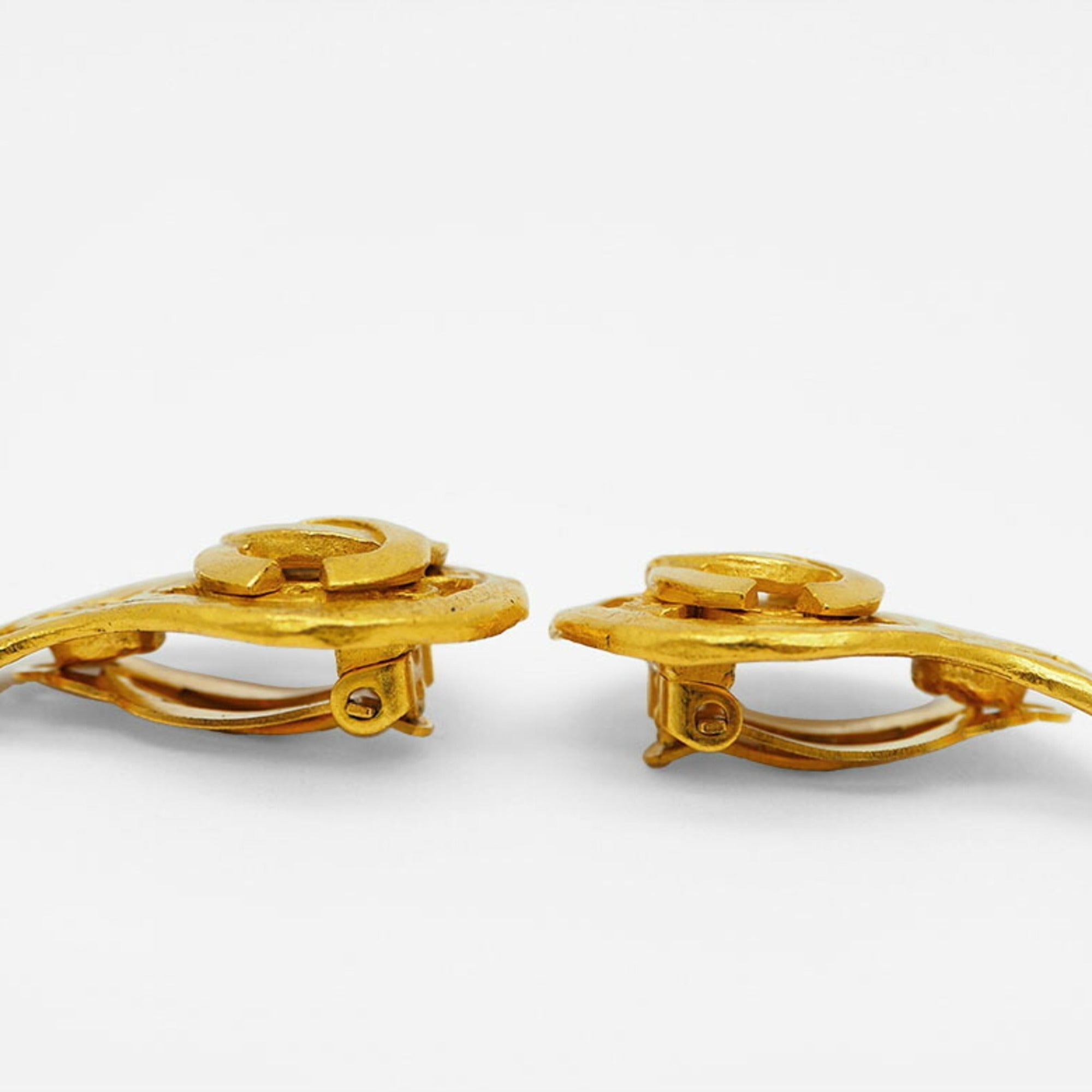 CHANEL 95A Coco Earrings Shizuku Magadama Gold