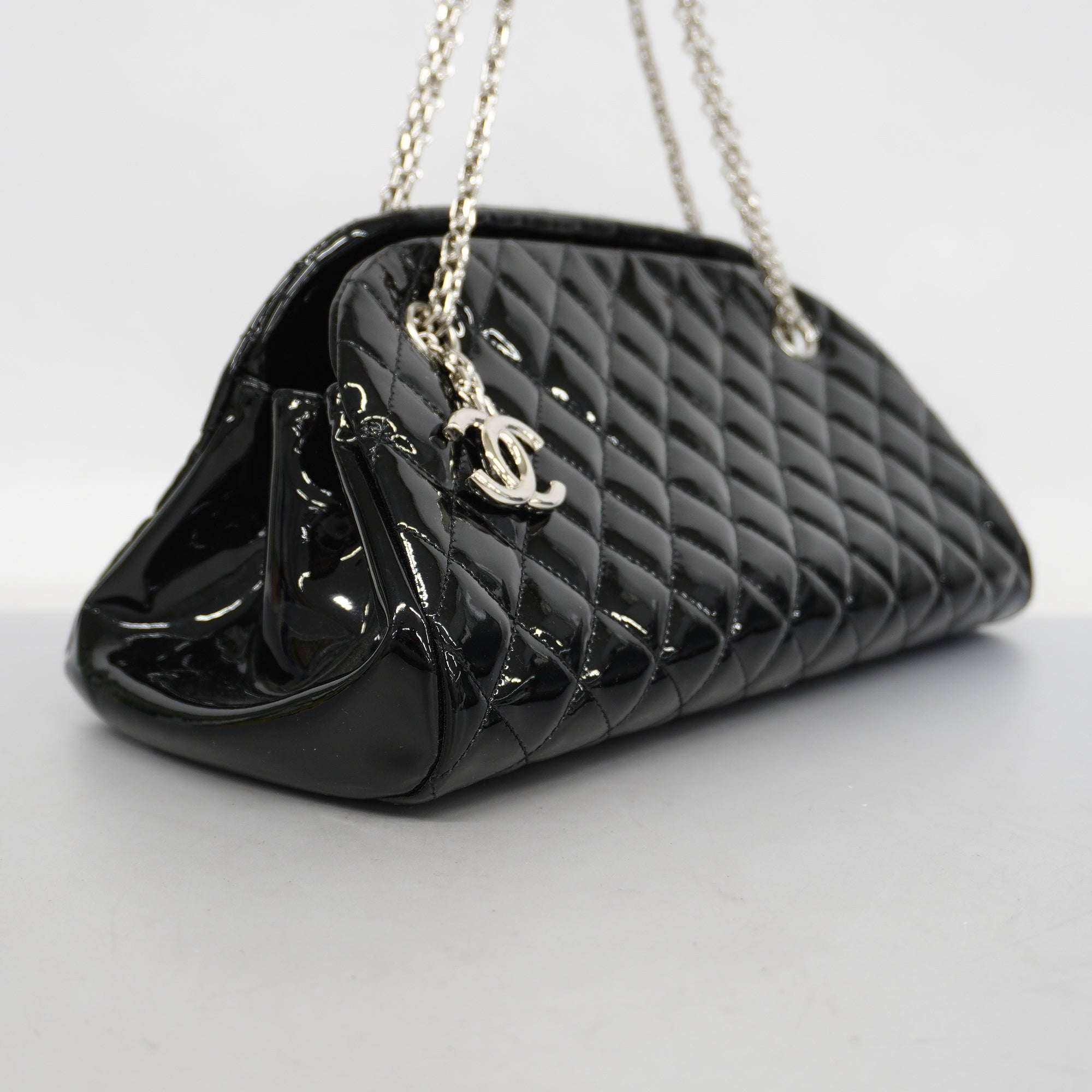 ChanelAuth  Matelasse Shoulder Bag Chain Shoulder Women's Patent Leather Black