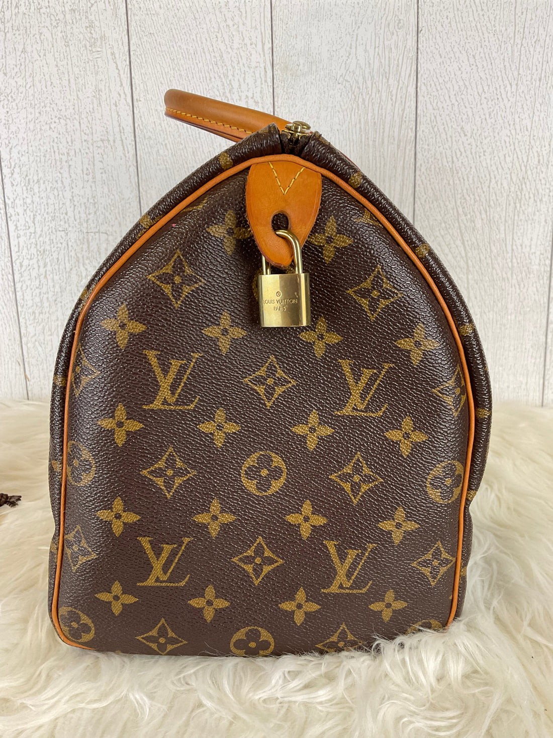 HandBag Designer By Louis Vuitton, Size: Medium