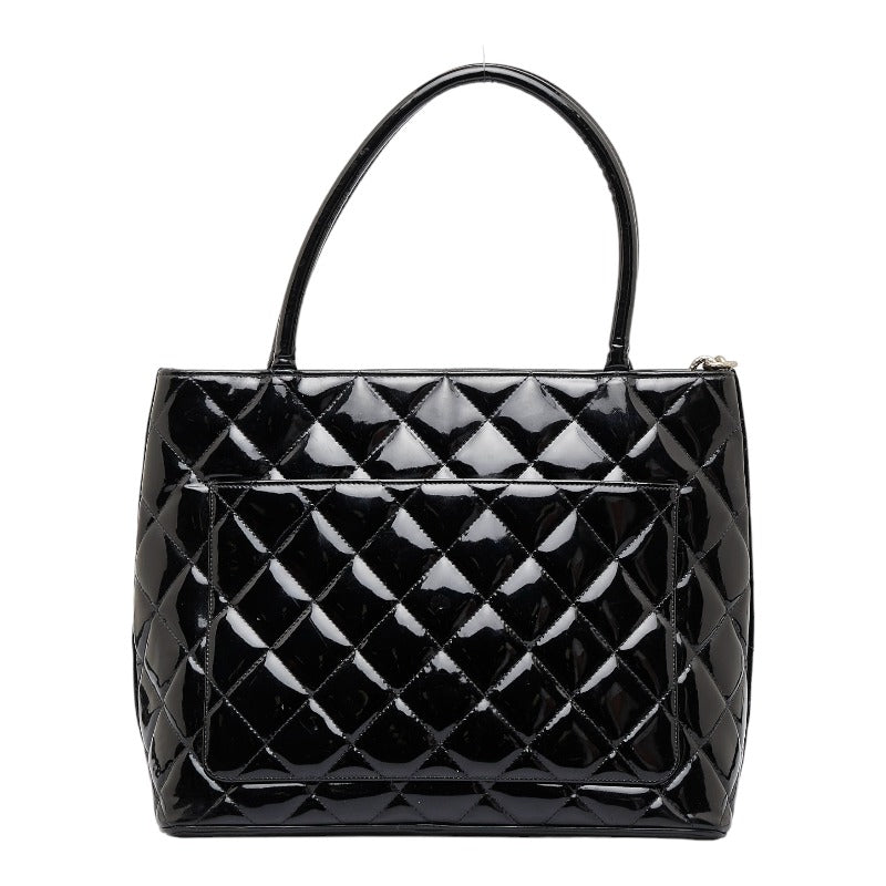 Chanel CC Patent Leather Medallion Tote Leather Tote Bag in Good condition