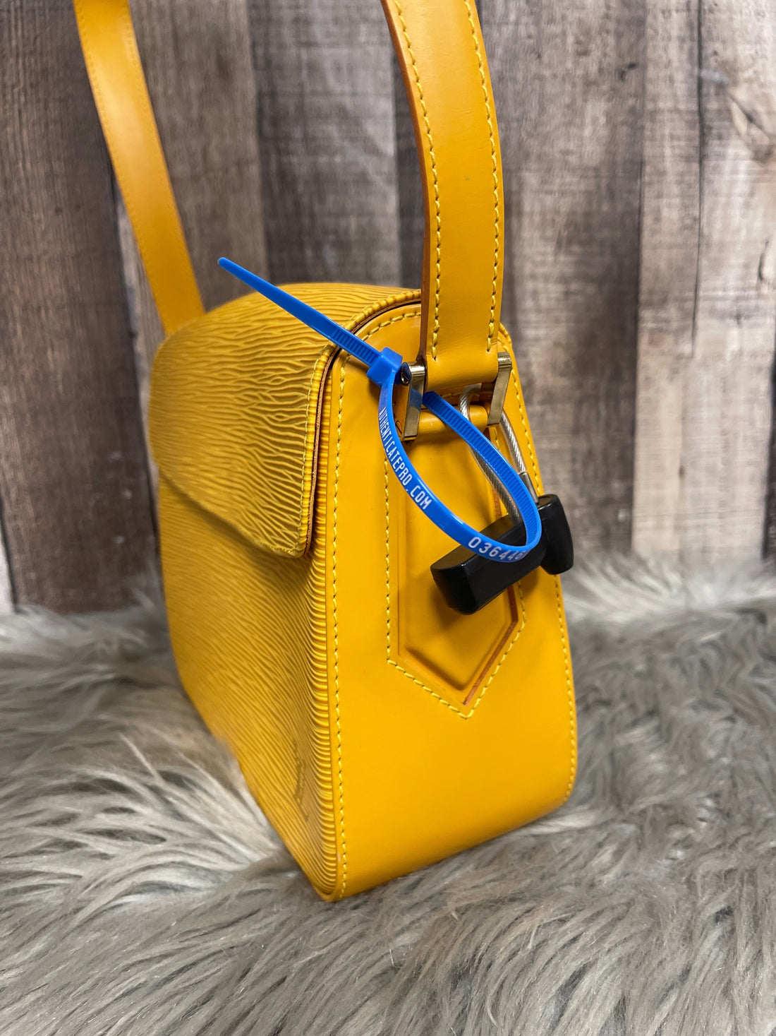 HandBag Luxury Designer By Louis Vuitton, Size: Small