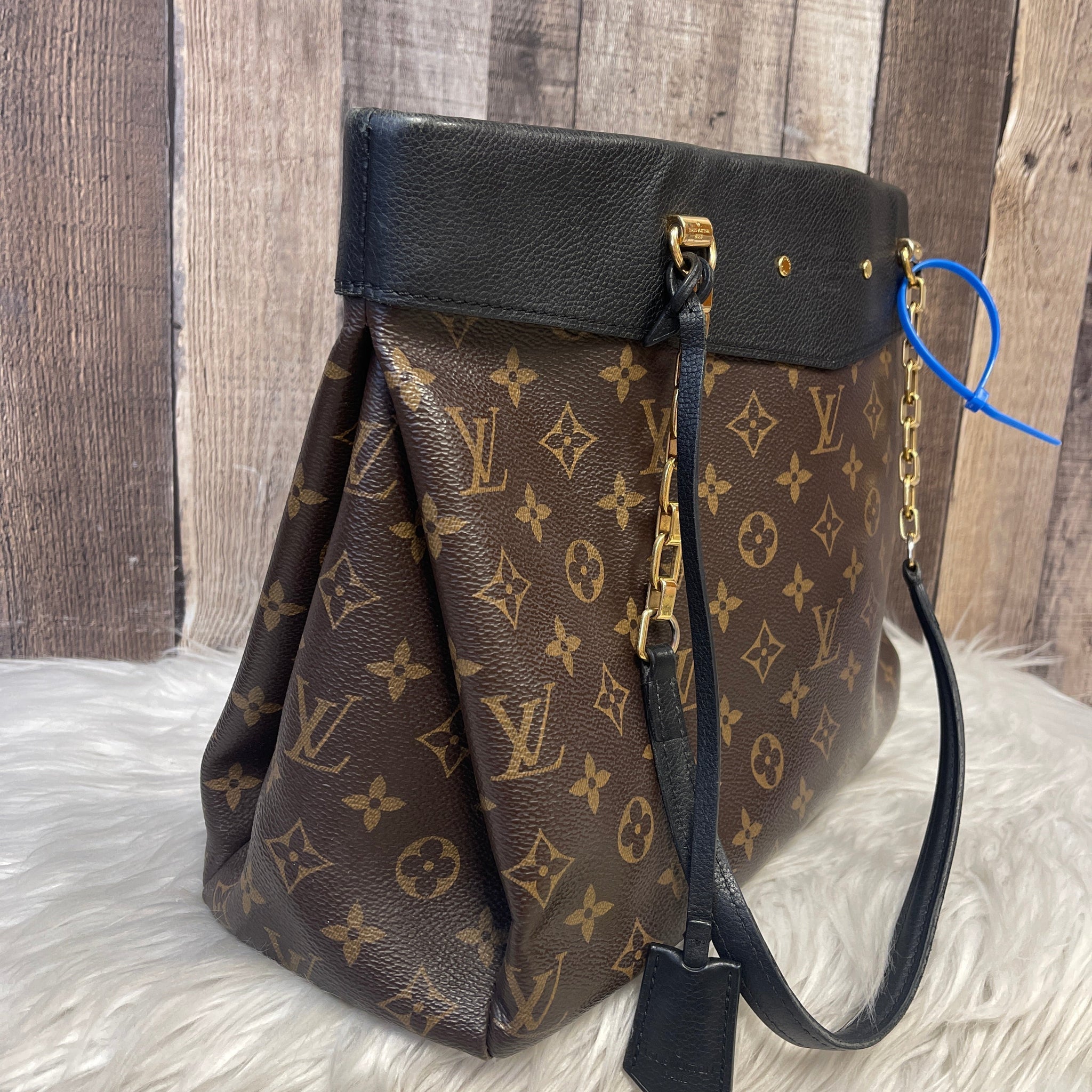 HandBag Luxury Designer By Louis Vuitton  Size: Medium