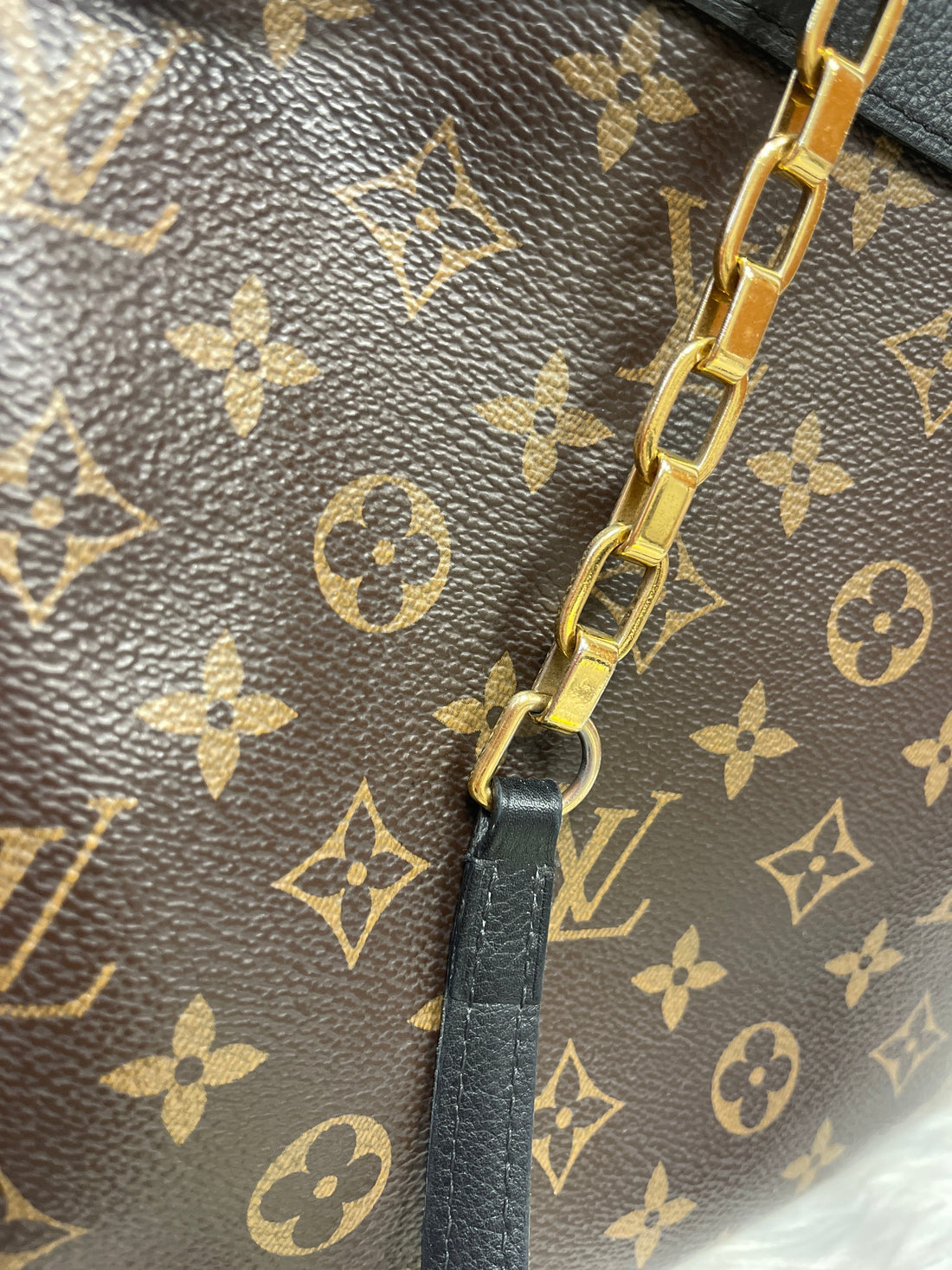 HandBag Luxury Designer By Louis Vuitton  Size: Medium