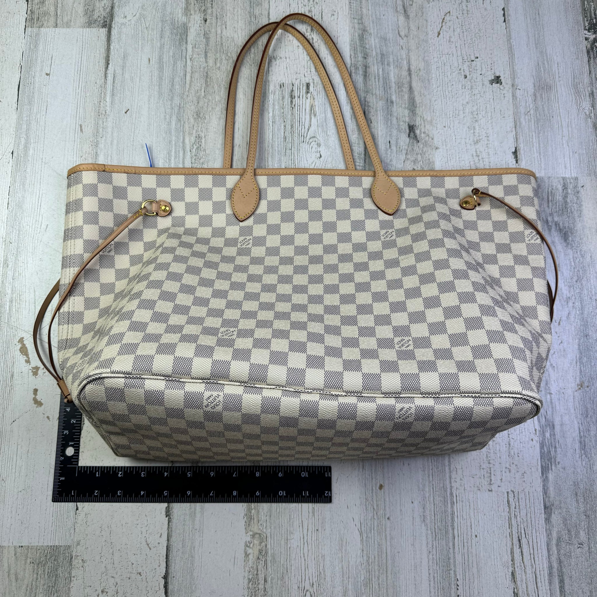HandBag Luxury Designer By Louis Vuitton, Size: Large