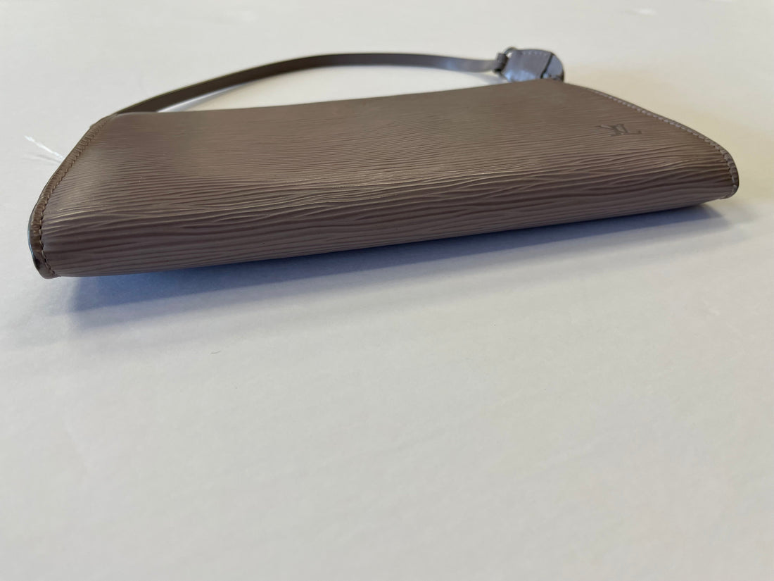 HandBag Luxury Designer By Louis Vuitton, Size: Small