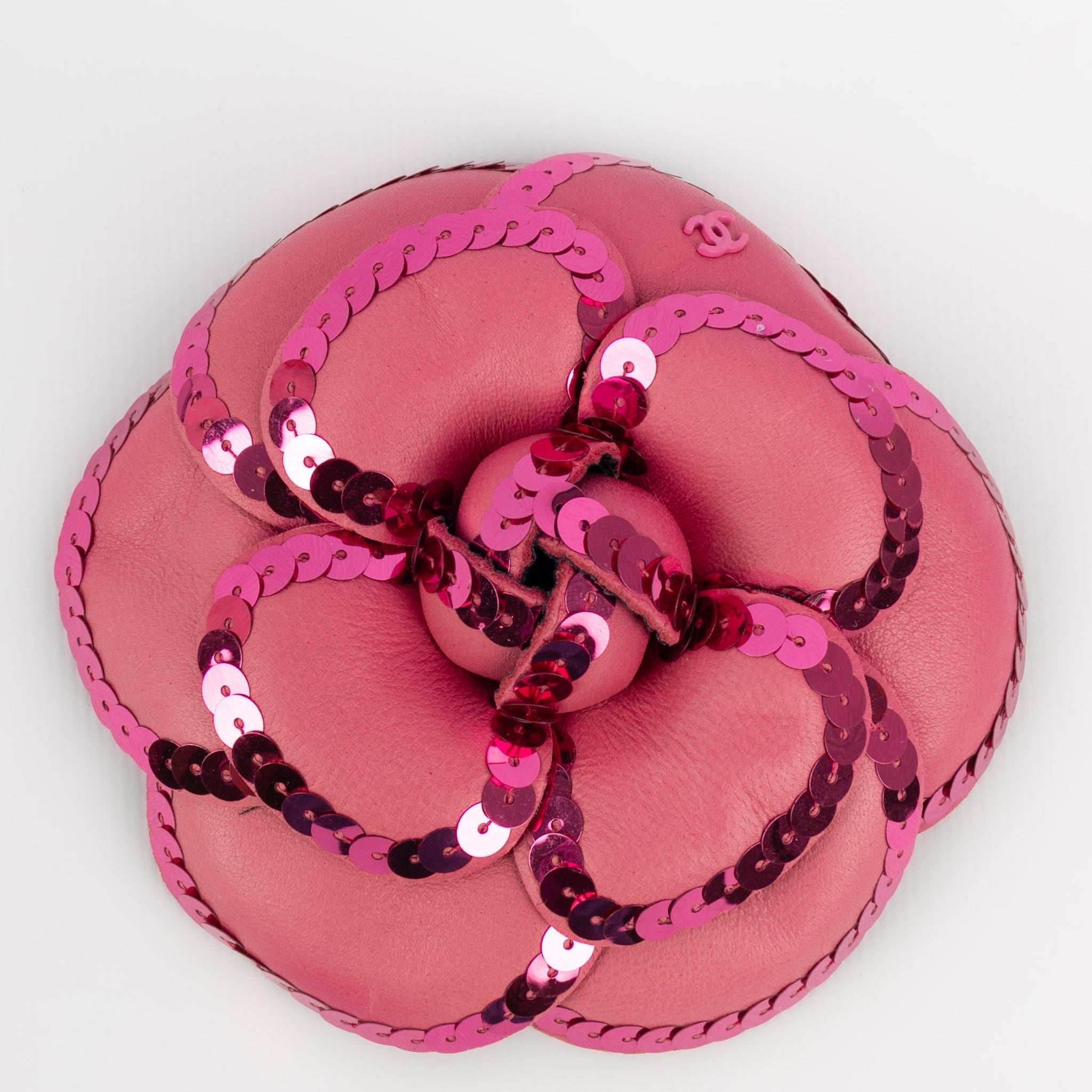 Broche cam�lia en cuir Chanel
