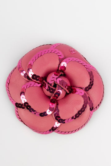 Broche cam�lia en cuir Chanel