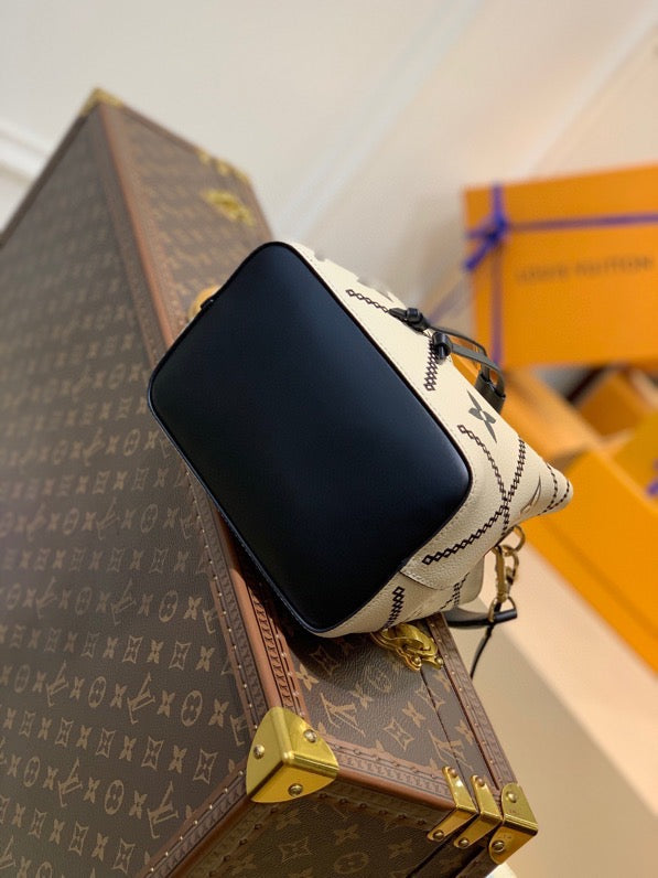 LV NeoNoe Monogram Empreinte For Womtlm,  Shoulder Bags 10.2in/26cm LV M46023