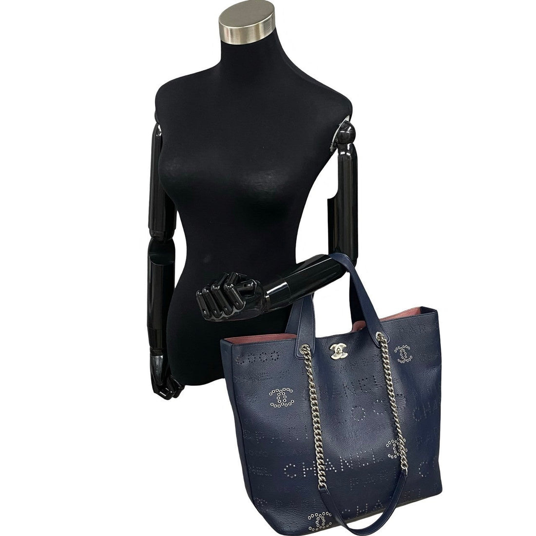 Chanel CC Logo Eyelets Bag  Leather Tote Bag in Good condition