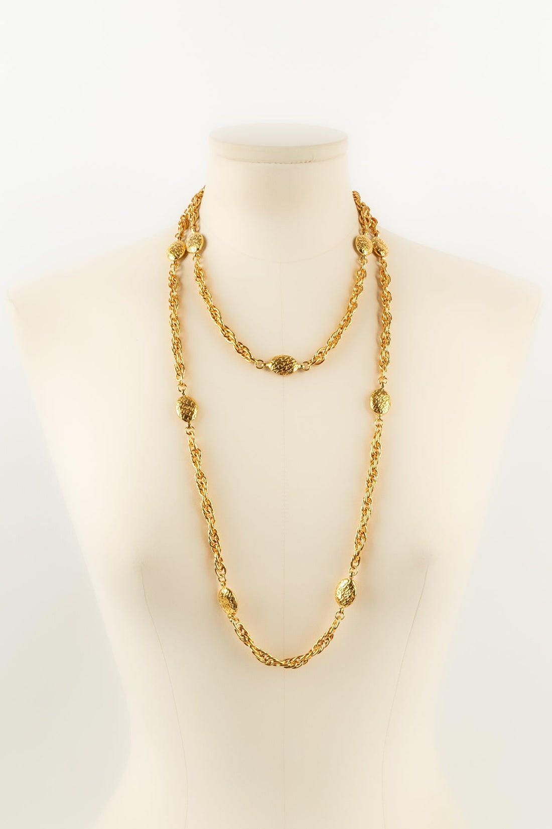 Collier / sautoir en m�tal dor� Chanel