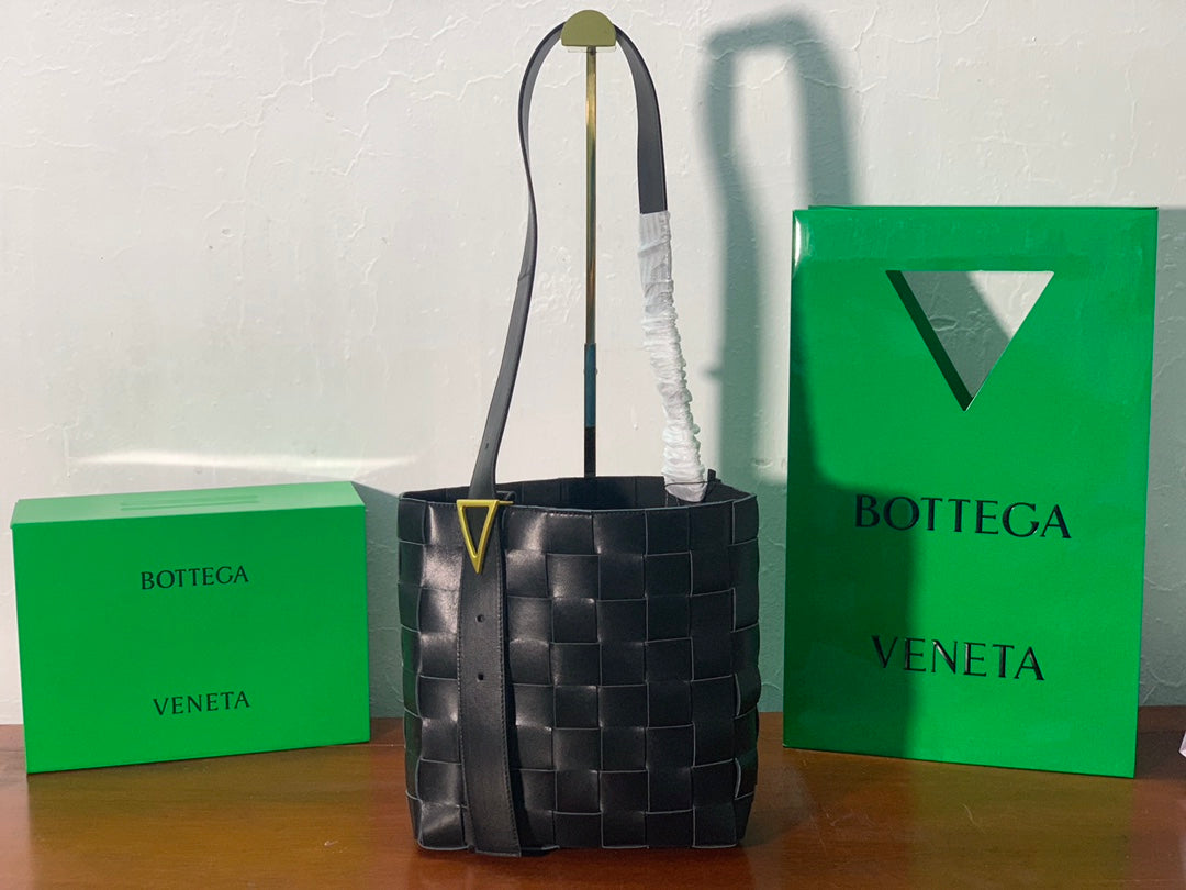 BV Shoulder Bag Nappa Black, For Womtlm, Womtlm’s Bags 12.9in/33cm