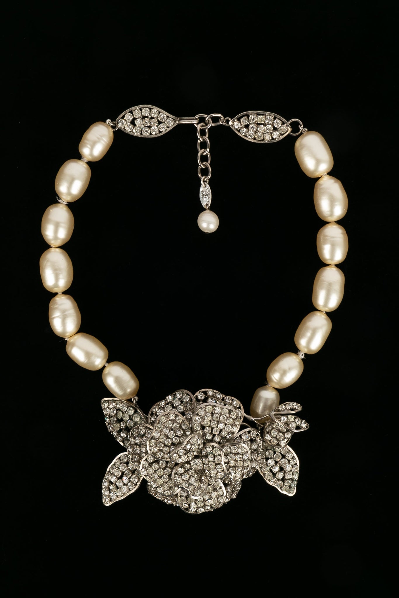 Collier cam�lia Chanel 1984