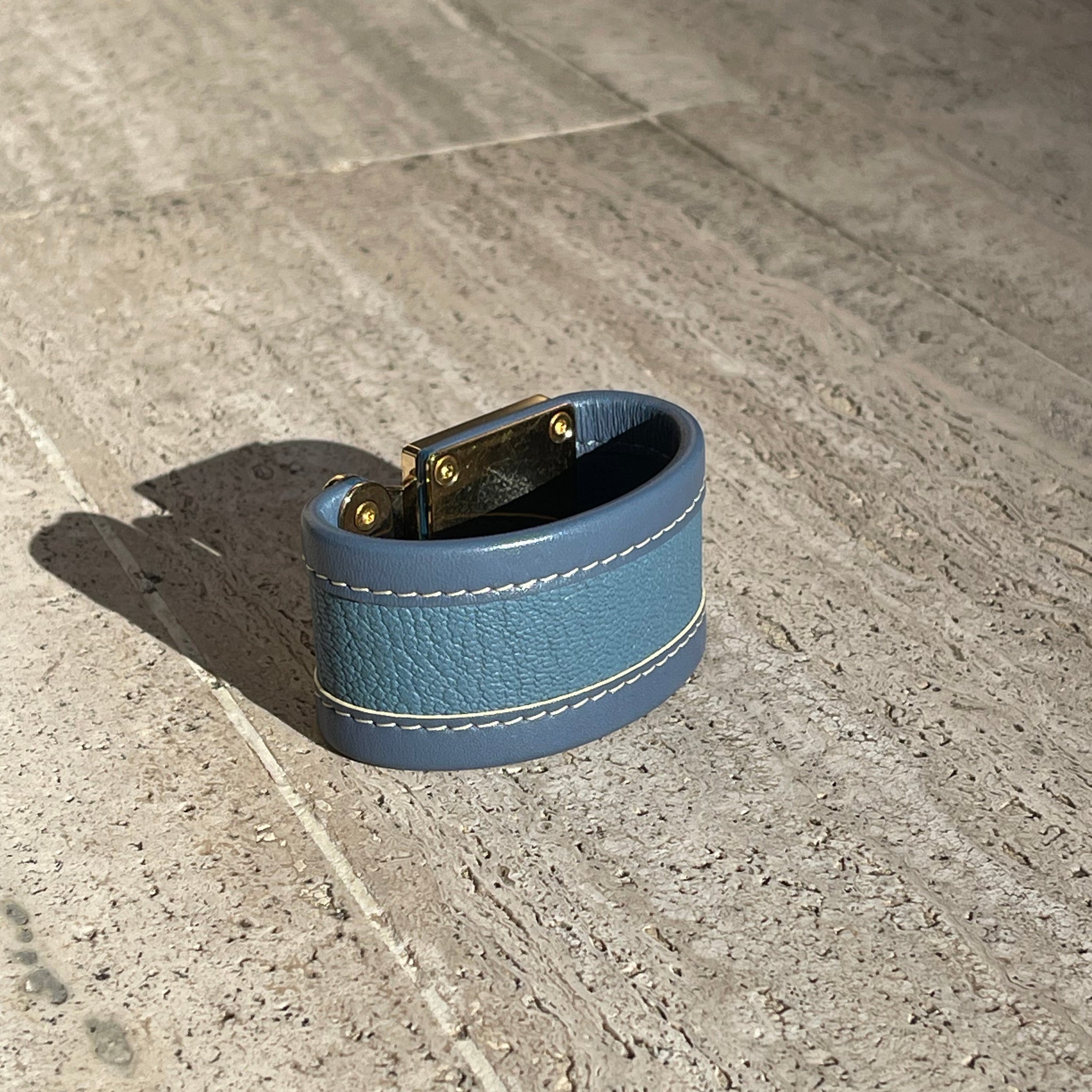 Louis Vuitton - Bracelet Cuir Suhali serrure bleu