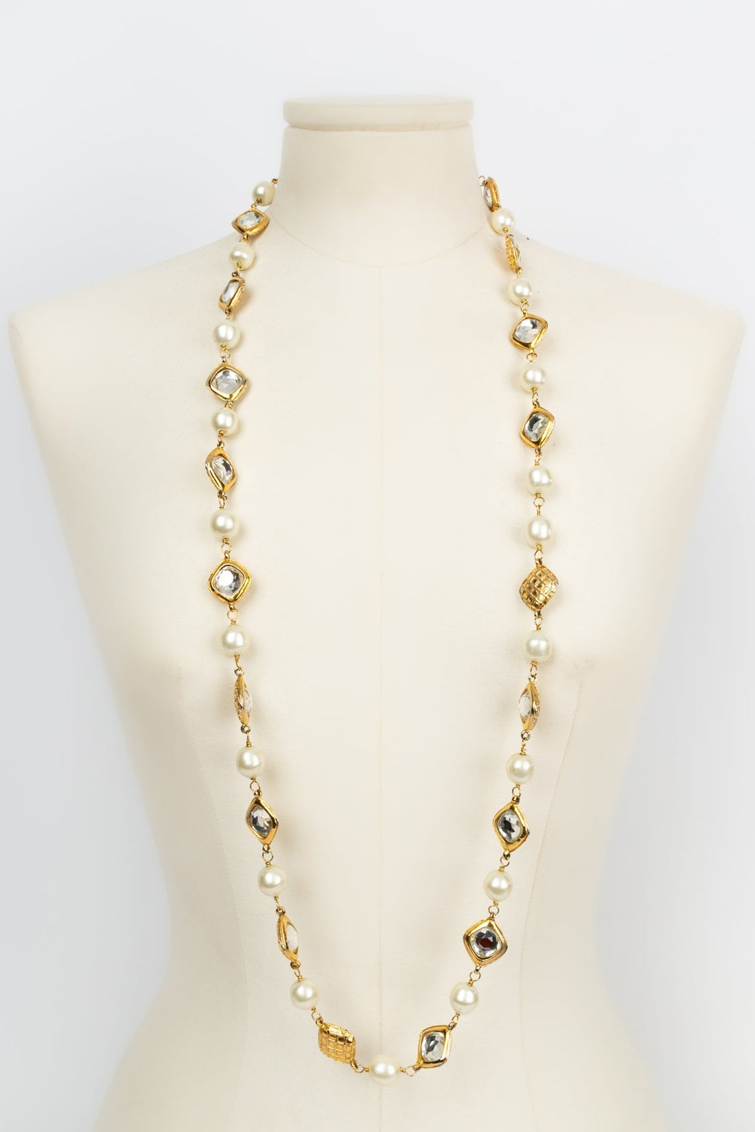 Parure perl�e et strass�e Chanel