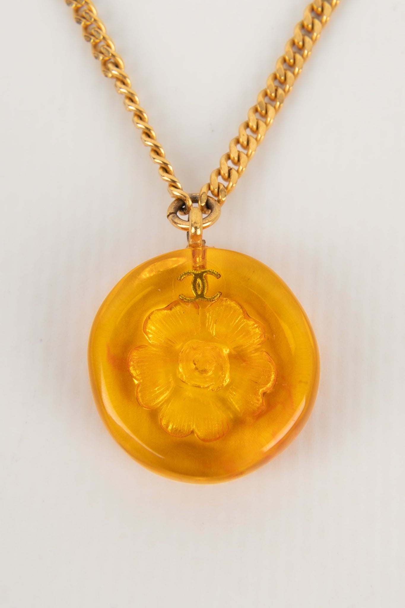 Collier camélia Chanel