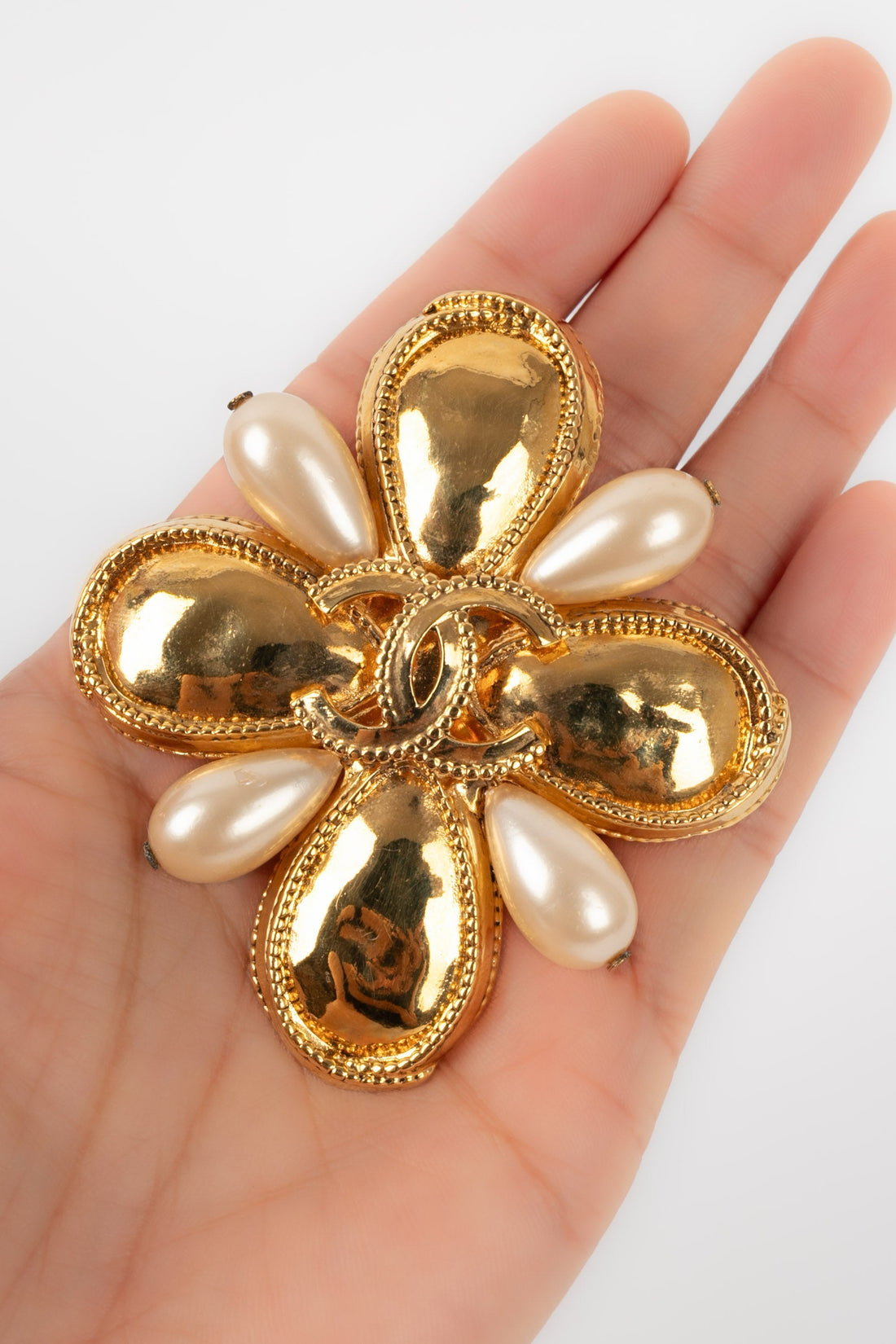 Broche croix Chanel 1997