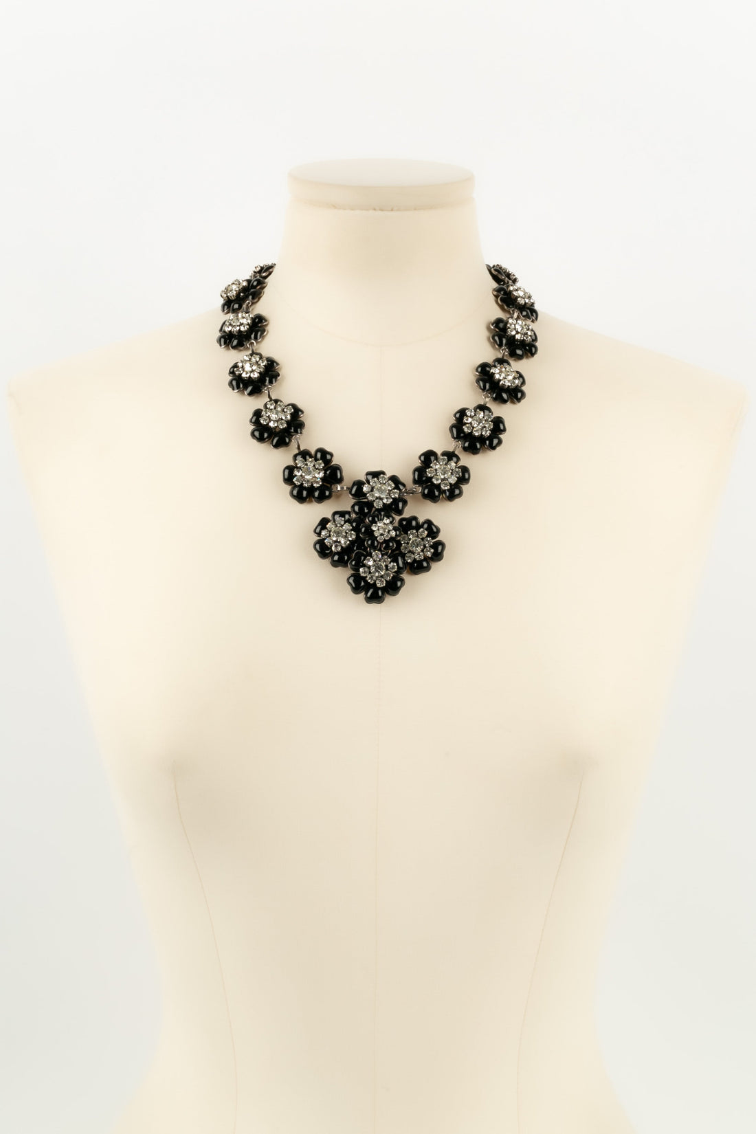 Collier cam�lias en p�te de verre Chanel