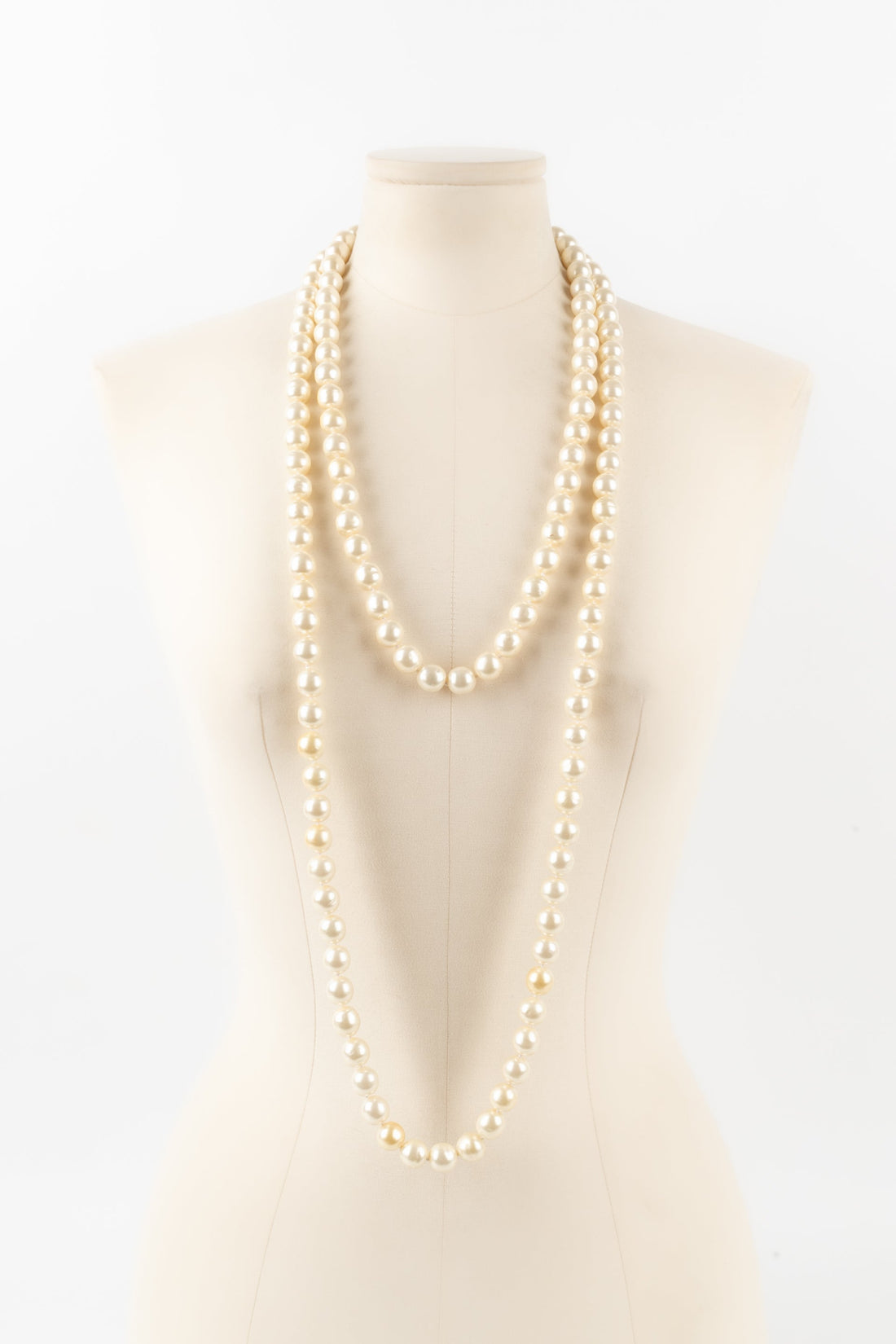 Collier / sautoir de perles nacrées Chanel