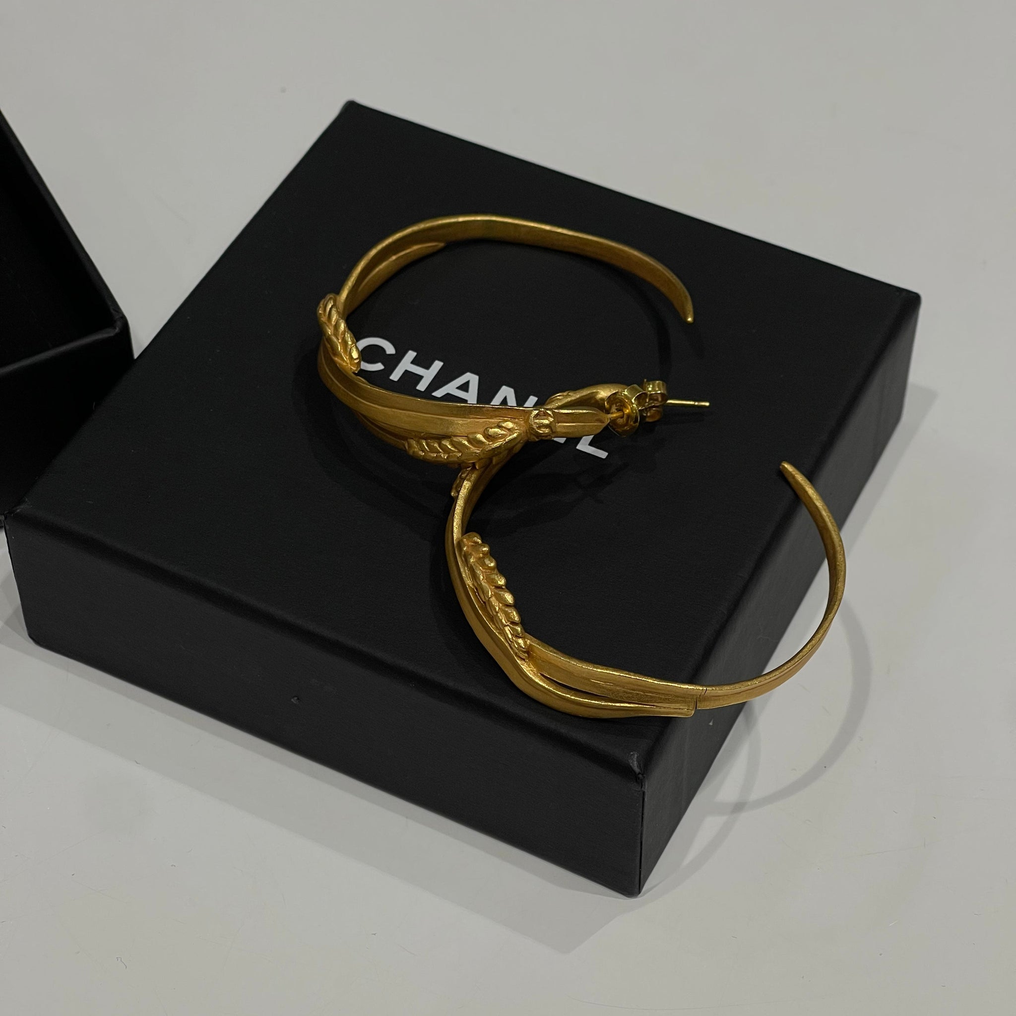 Chanel - Créoles dorées CC