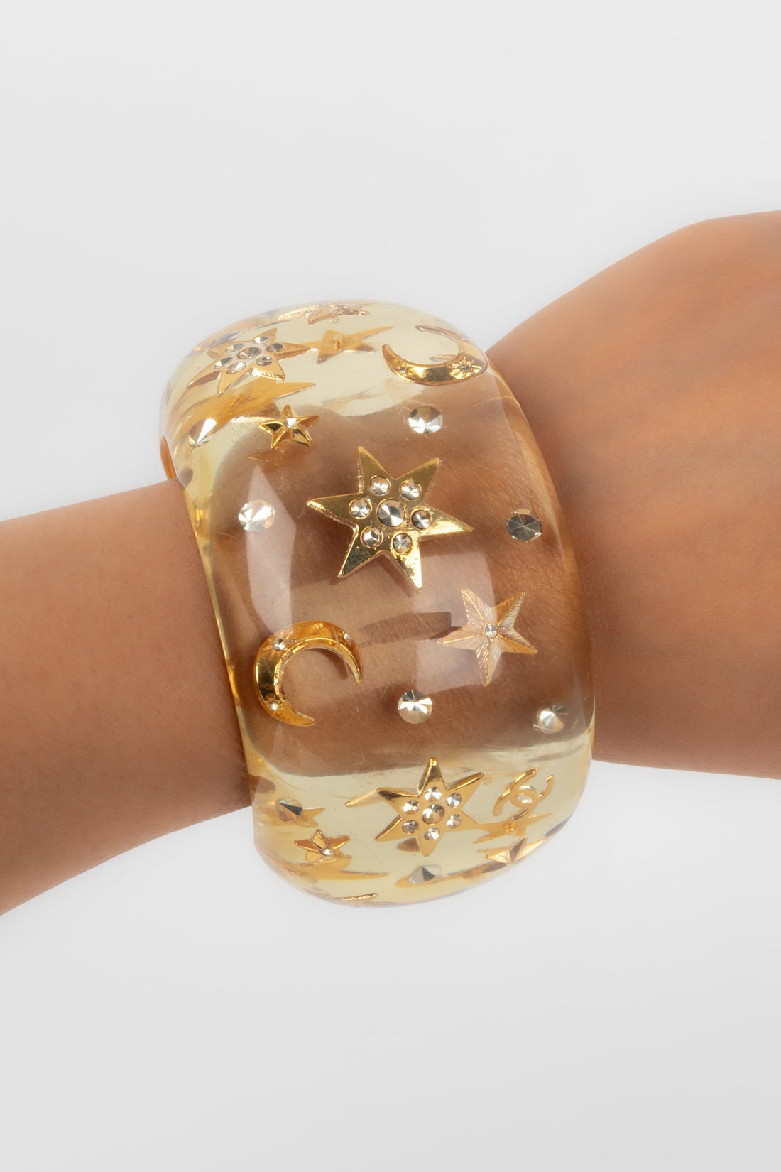 Bracelet manchette en lucite Chanel