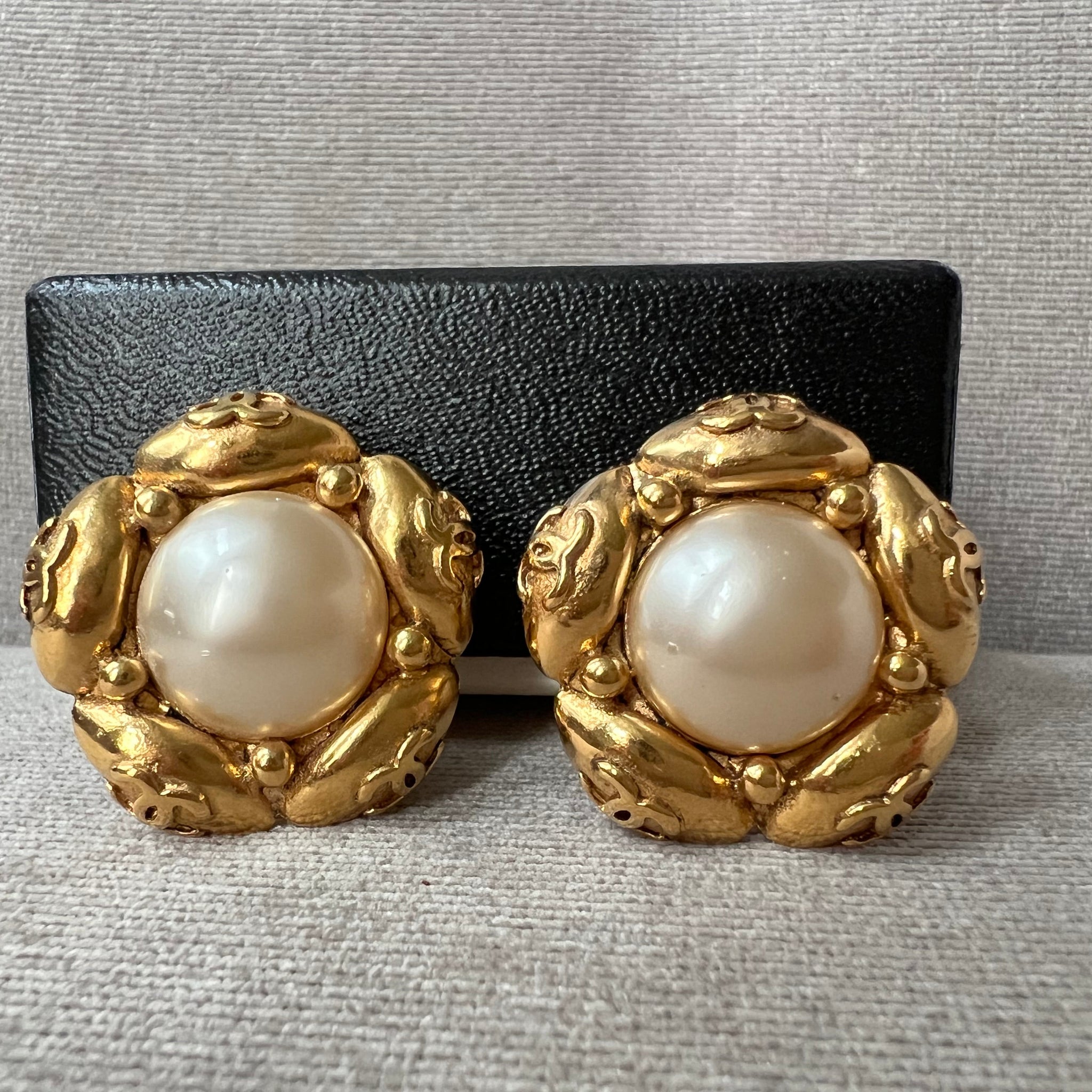 Chanel Vintage Cabochon CC Clip On Earrings
