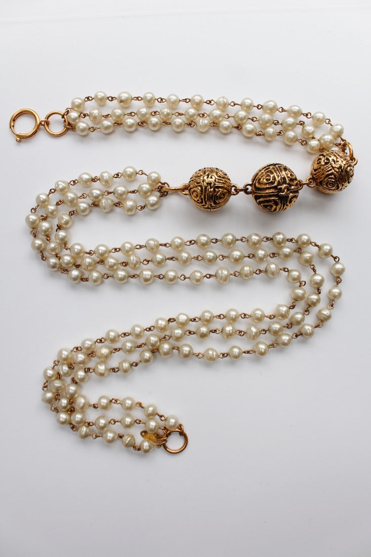 Collier de perles nacr�es Chanel