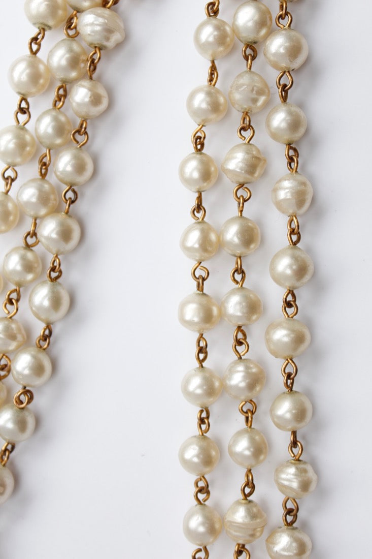 Collier de perles nacr�es Chanel