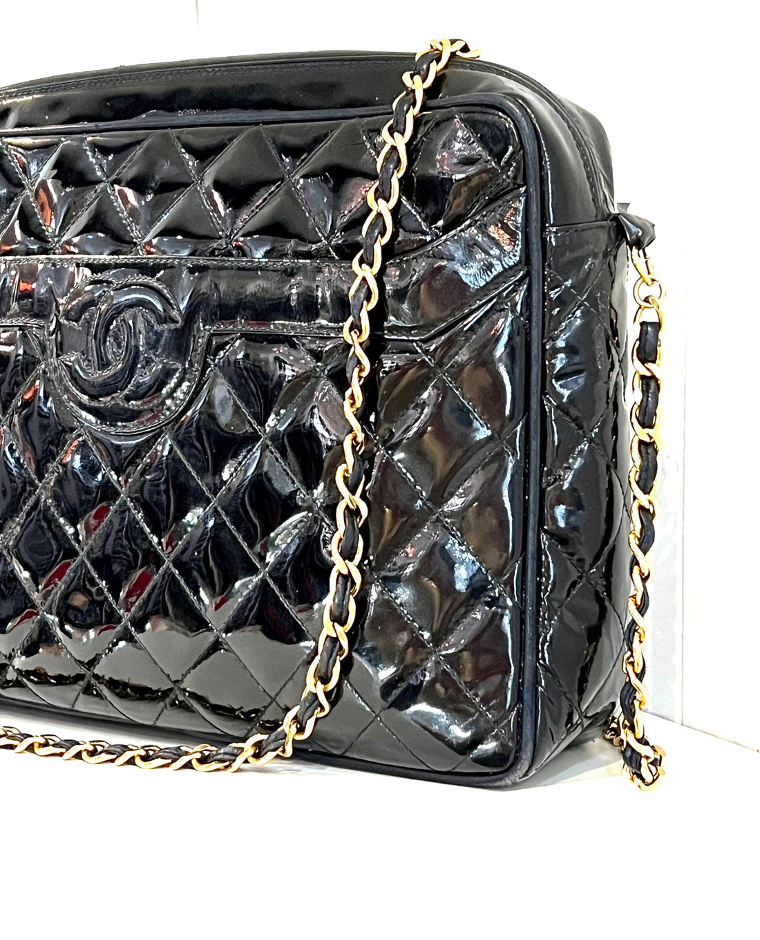 CHANEL VINTAGE QUILTED PATENT CAMERA TASSEL MEDIUM BAG
