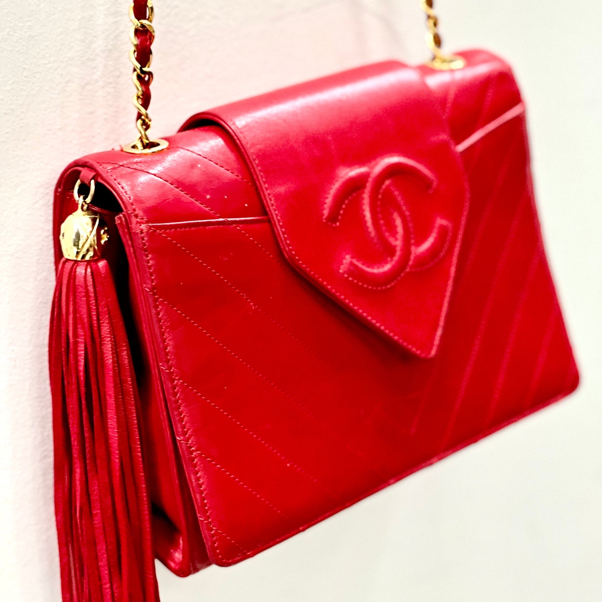 CHANEL VINTAGE RED CHEVRON QUILTED LAMBSKIN CHAIN BAG
