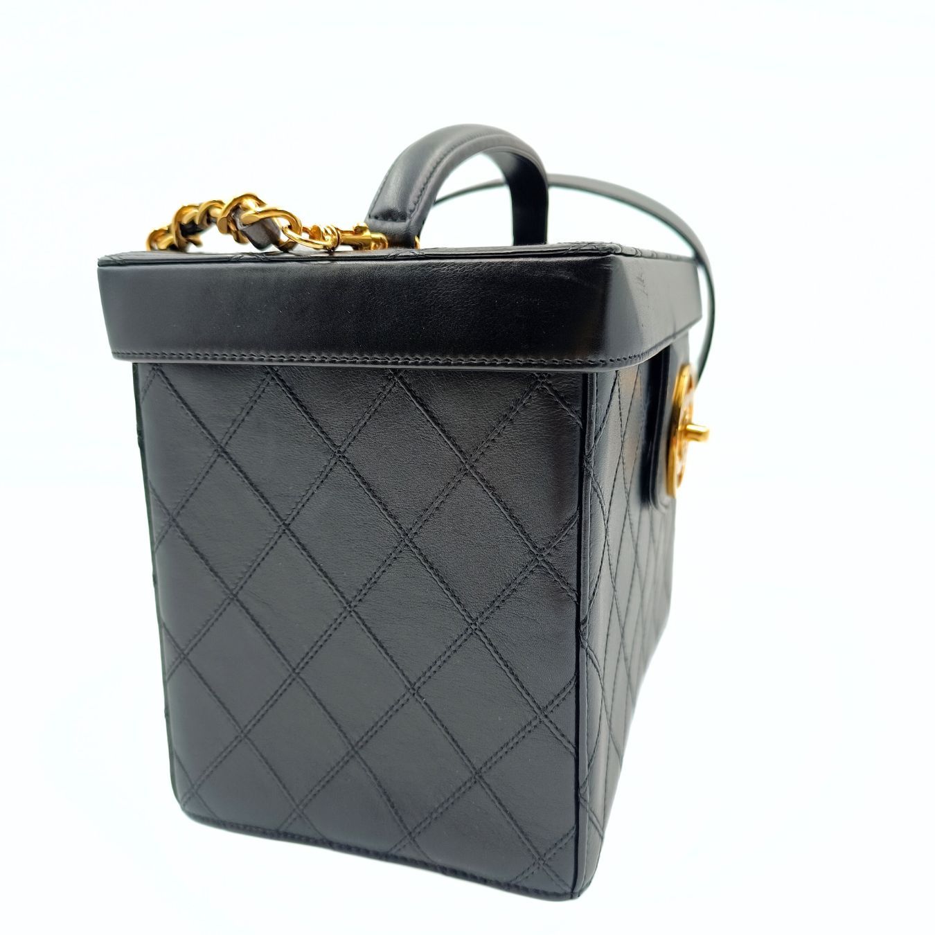 CHANEL quilted cosmetic bag in black leather and gold chain