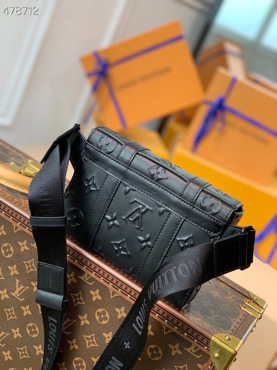 LV Trunk Slingbag Monogram Seal Black For Mtlm, Bags, Crossbody Bags 8.1in/20.5cm LV M57952